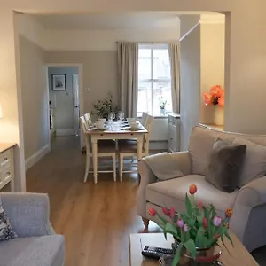  Holiday home Luxury Living Outside The Walls - Sleeps Six!