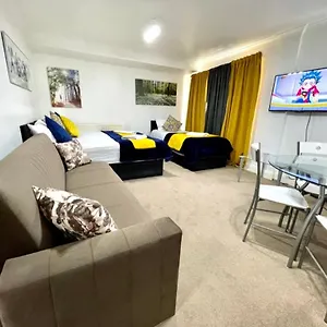 2 Bedrooms Modern Apartment, Full Kitchen, 5 Minutes Tube Station Apartment London